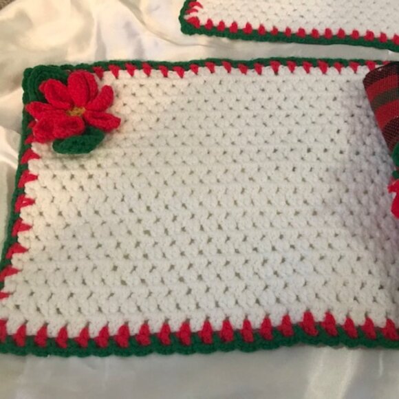 Set of 4 Vintage Handmade Knit Crochet Poinsettias Placemats w/Plaid Napkins - Picture 2 of 5